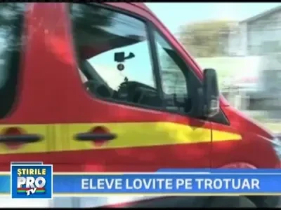 Eleve lovite pe trotuar de o masina!