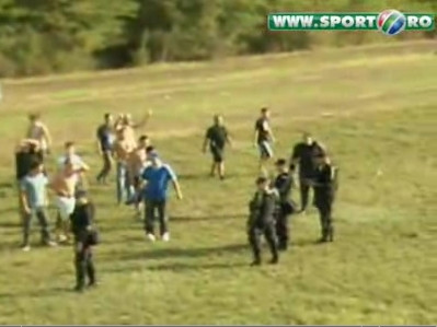 Bataie ca-n filme in Liga a II-a, intre fanii Farului si jandarmi!