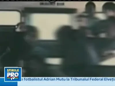 Se distrau in timp ce loveau cu bestialitate un pusti de 17 ani!