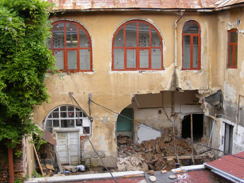 66 de oameni au crezut ca vor muri striviti de un zid care s-a prabusit!