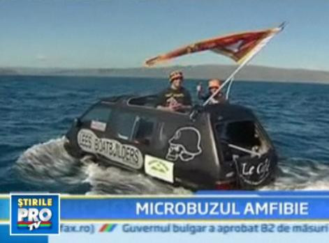 Doi neo-zeelandezi au traversat stramtoarea Cook cu microbuzul!