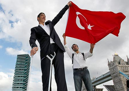 Iata-l pe Sultan, cel mai inalt om din lume! Are 2,47 m!