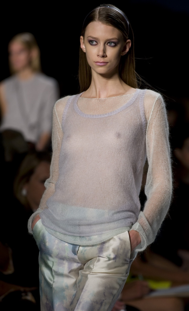 Culori tari, rochii transparente si foarte mulate - trenduri in moda!