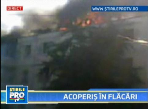 Panica intr-un bloc din Bacau! Acoperisul a fost cuprins de flacari!