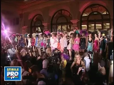 Culori tari, rochii transparente si foarte mulate- trenduri in moda!