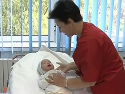 Medicii din Sibiu incearca sa-i gaseasca o familie unui copil de 4 luni