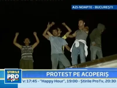 Au protestat pentru a ramane intr-o casa unde risca sa moara striviti!