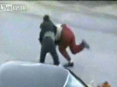 VIDEO: A vrut sa faca o farsa cu camera ascunsa, dar a fost batut crunt!