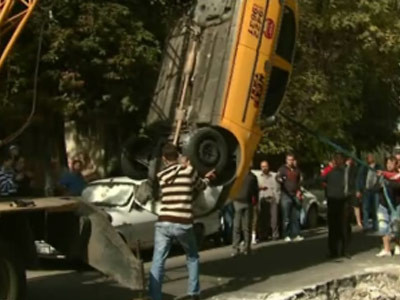 Curat ghinion! A cazut cu taxiul intr-o groapa, la mare adancime