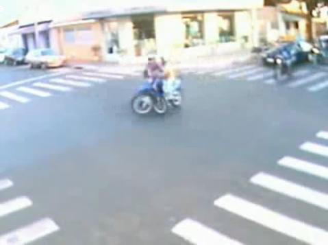 Impact incredibil intre doi motociclisti, intr-o intersectie! VEZI VIDEO