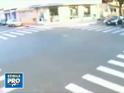 Impact incredibil intre doi motociclisti, intr-o intersectie! VEZI VIDEO