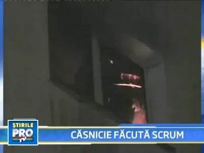 S-a incuiat in apartament si i-a dat foc, suparat ca sotia l-a parasit!