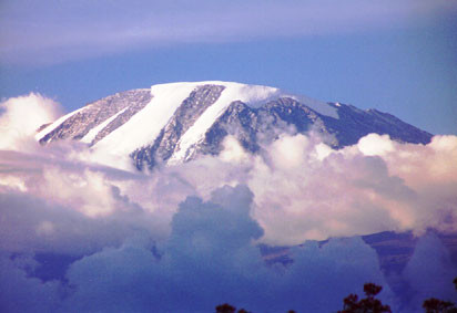 Un roman a cucerit cel mai inalt varf din Africa!