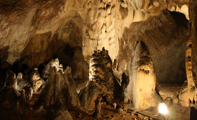 Speologul blocat in pestera Sura Mare, scos din subteran dupa 15 ore