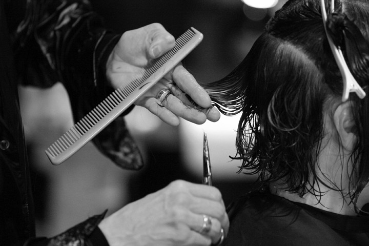 Un frizer din China ofera gratis tunsori... patriotice!