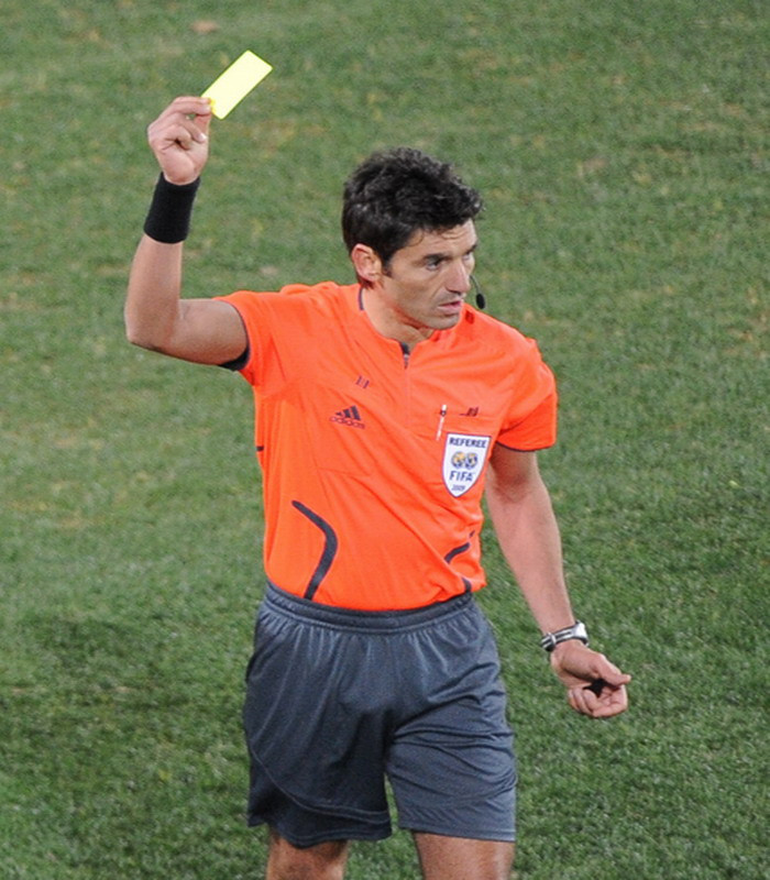 Un arbitru cu nevoi speciale: a urinat pe teren, in timpul meciului!