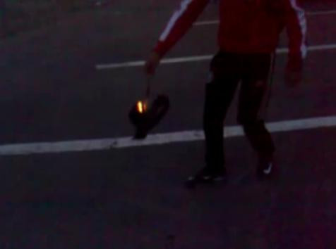 Distractie bolnava: joaca fotbal cu o pasare moarta si ii dau foc!