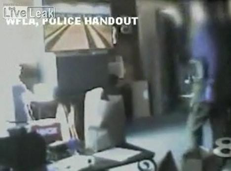 Distractie la razie! Brigada antidrog joaca Wii in casa traficantului