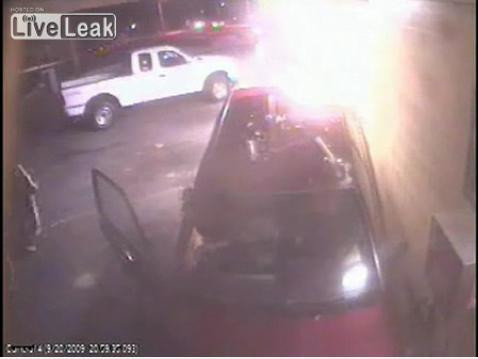 A scapat dupa ce o masina a trecut milimetric pe langa ea! VEZI VIDEO