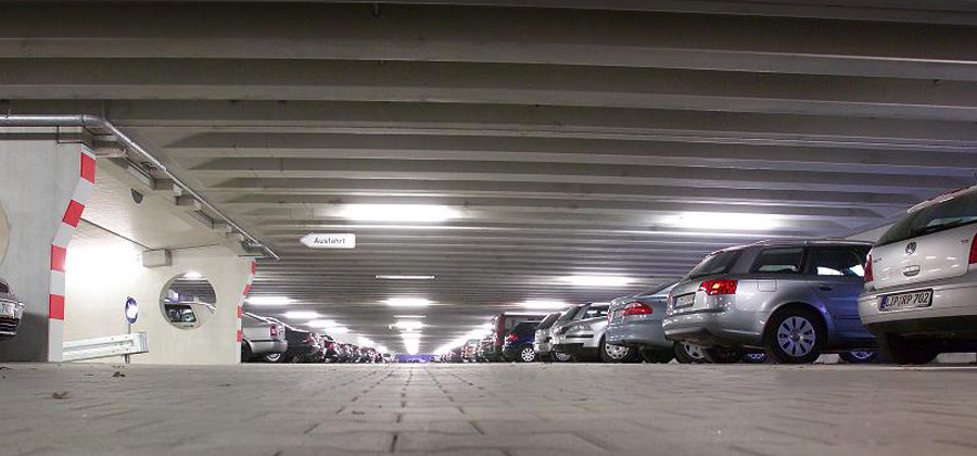 Si-a facut masina praf incercand sa "pacaleasca" un stalp telescopic!