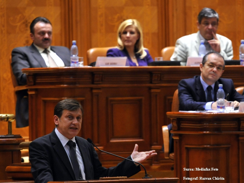 Elevii invata despre triunghiuri PSD-PDL-PNL, intr-o culegere de matematica