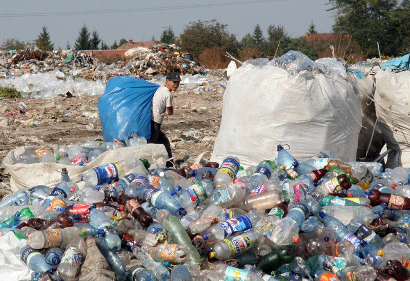 Pestera Campeneasa, paradisul PET-urilor si al nepasarii oamenilor
