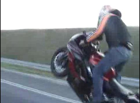 A intrat cu motocicleta intr-o masina. A scapat, dar plateste pagubele