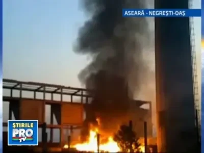 O fabrica de mobila si una de cherestea, mistuite de foc in aceeasi noapte