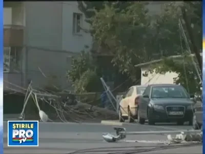Un sofer de TIR a pus la pamant cinci stalpi de electricitate
