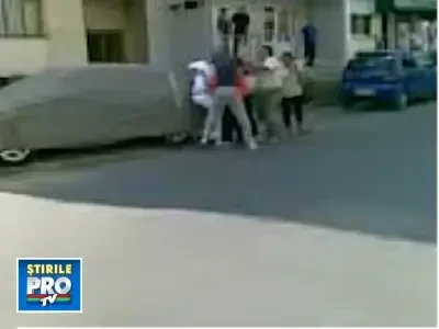 Scandal pentru un loc de parcare! Si-a facut dreptate cu pumnul! Vezi VIDEO