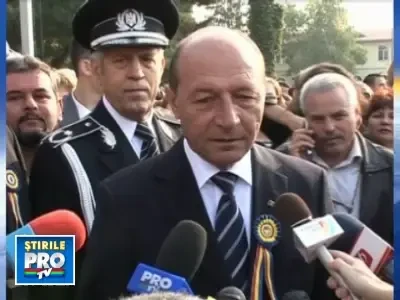 Traian Basescu catre politisti: "Puneti mana mai des pe arme!"