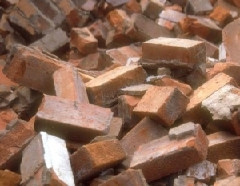 Au vazut moartea cu ochii, dupa ce zidul apartamentului s-a prabusit