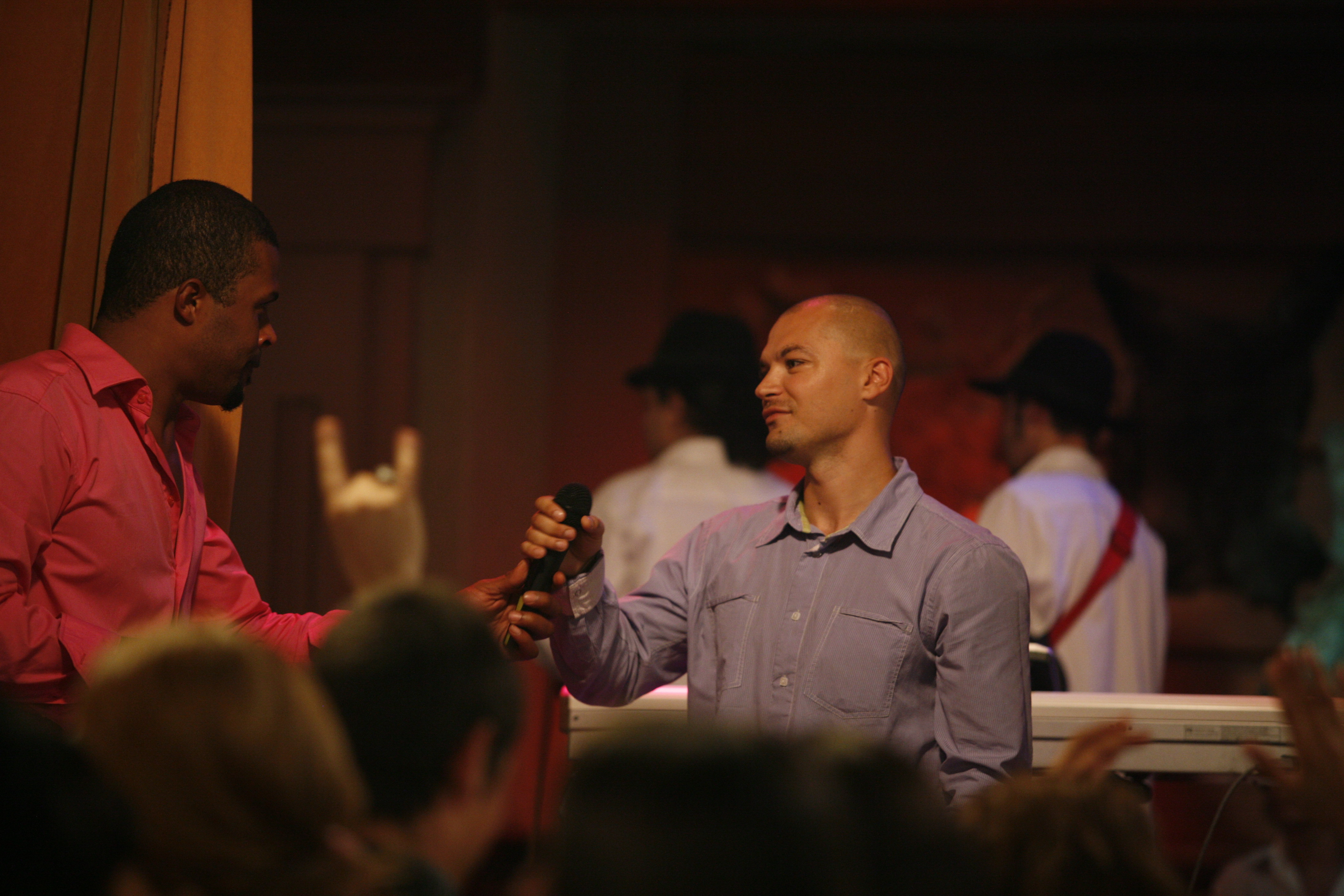 Puya canta pe genericul de final al serialului de comedie “State de Romania