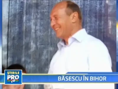 In Bihor, Basescu a cantat alaturi de Aurel Tamas "Tara mea si mandra mea"