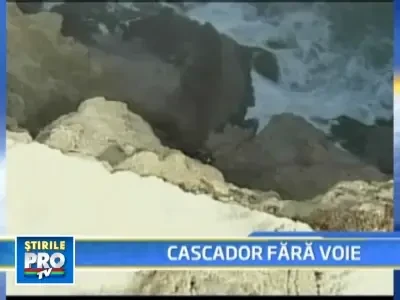 A scapat ca prin minune, dupa ce a cazut cu masina printre stanci!