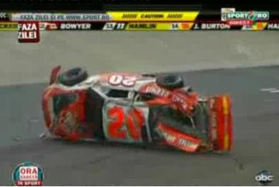 Cum a fentat un pilot moartea, dupa ce s-a rasturnat cu masina!