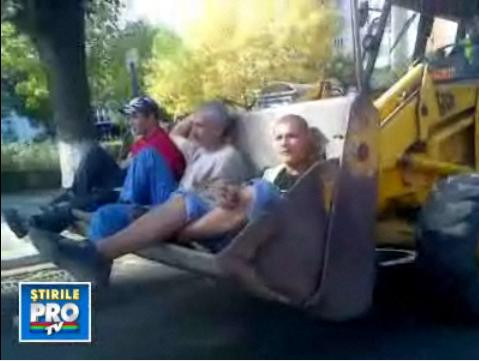 “La televizor cu voi diseara!” Excavatorul de transport persoane