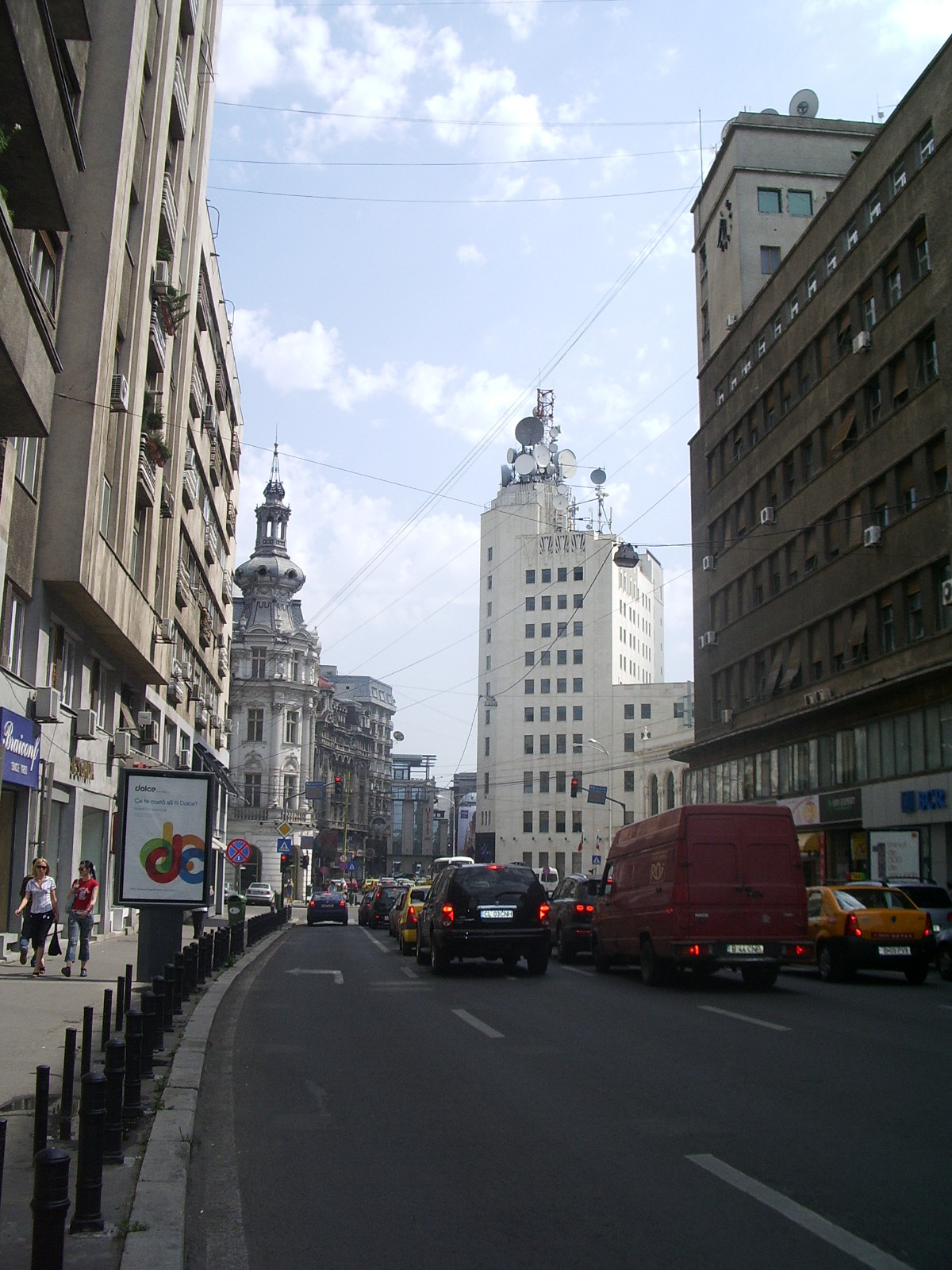 Armani, Gucci si Ferre, noile branduri de lux de pe Victoriei. H&M, in 2011