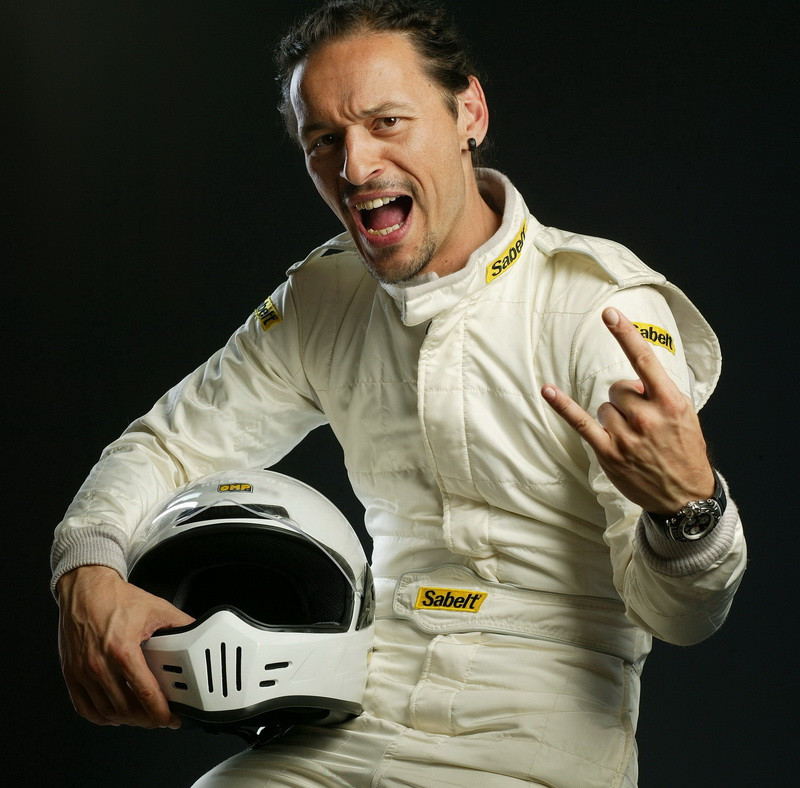 George Vintila strabate Bucurestiul la volanul unei masinute cochete