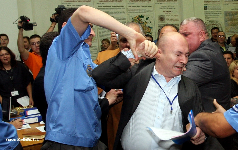 Doi lideri PRM s-au batut cu politistii comunitari in Primaria Capitalei!
