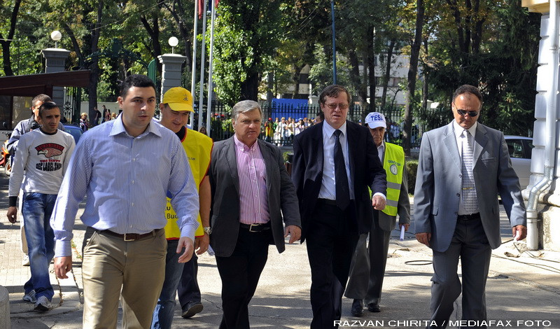 Bugetarii au protestat din nou. Sediile PSD si PDL din Bucuresti, pichetate