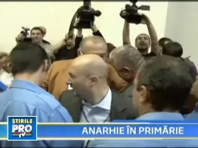 Doi lideri PRM s-au batut cu politistii comunitari in Primaria Capitalei!