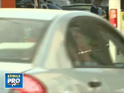 Pe santierele stradale din Bucuresti muncitorii fac revista presei...