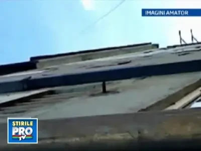 A aruncat toate lucrurile fostei sotii in capul trecatorilor!