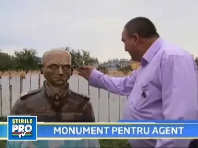 Romii din comuna Grajduri i-au ridicat statuie unui politist!