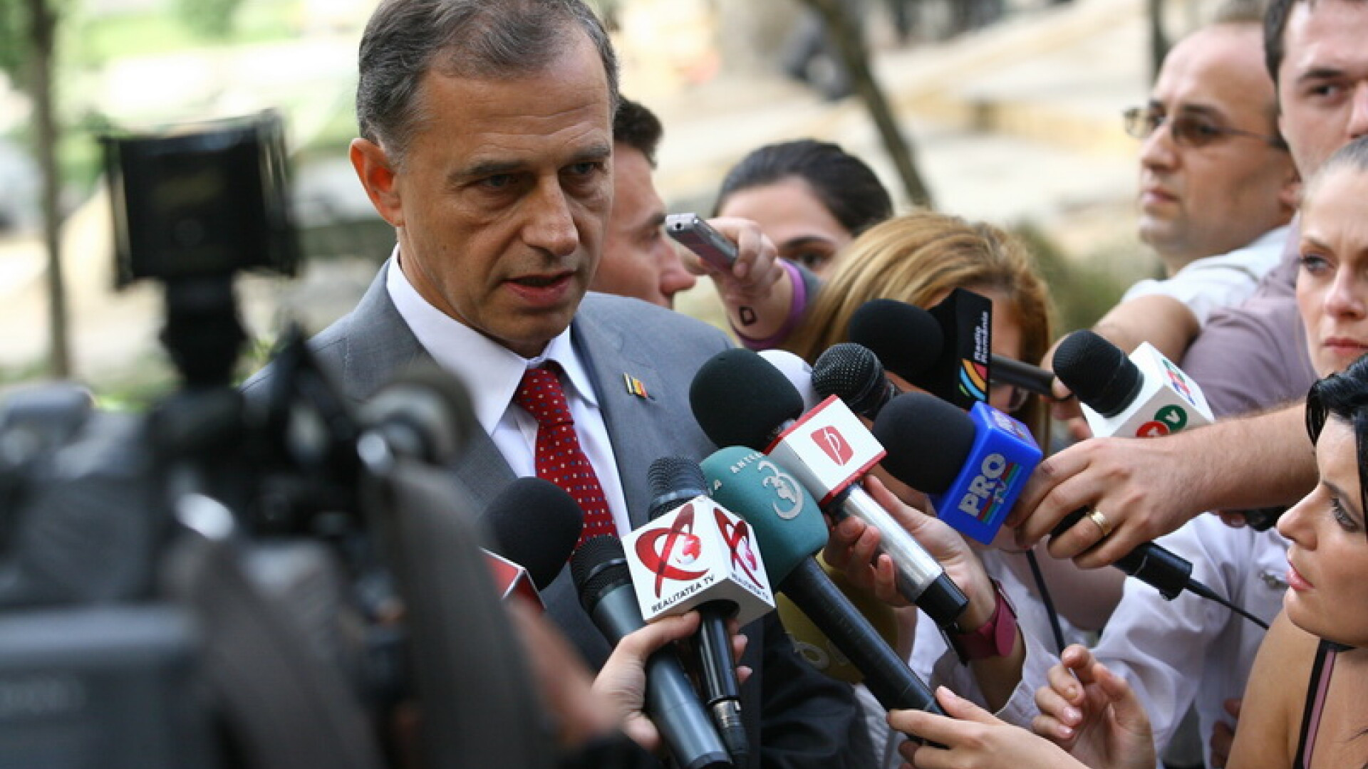 Geoana le-a cerut parlamentarilor PSD sa voteze motiunea