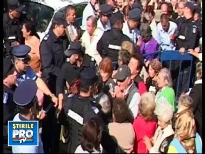 Pensionarii din Pitesti s-au batut pe zahar, ulei si faina!