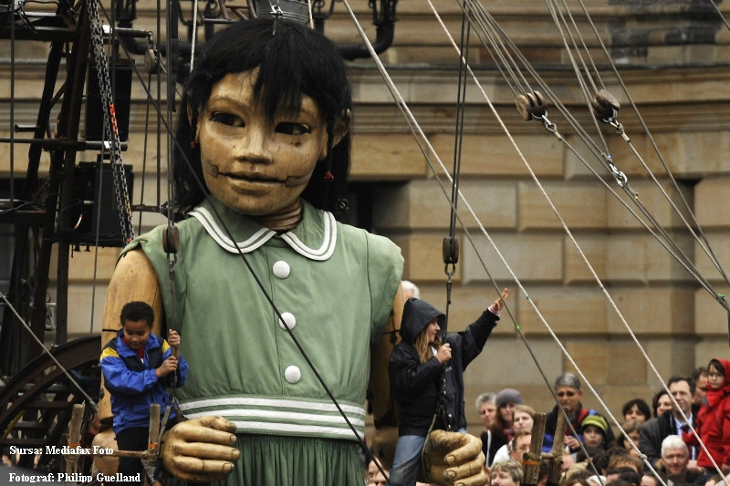 Papusa Micuta-Gigant face senzatie la Berlin!