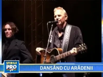 Kevin Costner a devenit cantaretul aclamat din "Dansand cu aradenii"!