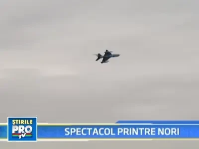 Sute de oameni au ignorat ploaia pentru mitingul aviatic de la Henri Coanda